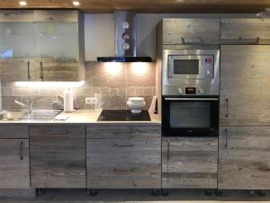 Kuchyň nebo kuchyňský kout v ubytování Almchalet Zillertal