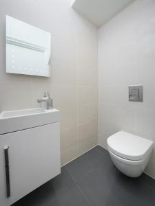 a white bathroom with a toilet and a sink at En-suite Room in Zone 1 London in London