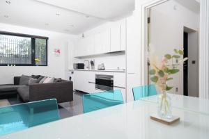 a kitchen and living room with a table and chairs at En-suite Room in Zone 1 London in London