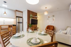 een keuken en een woonkamer met een tafel en stoelen bij Apto 2 suítes próximo a praia Floripa-SC STN205 in Florianópolis