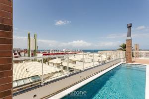 uitzicht op het zwembad vanaf het balkon van een gebouw bij Apto 2 suítes próximo a praia Floripa-SC STN205 in Florianópolis