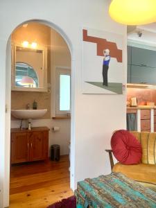 a room with a bathroom with a sink and a mirror at Kleine Kunstremise mit Holzofen Burg Freienfels in Weinbach