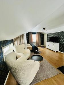 - un salon avec un canapé et un lit dans l'établissement Kaffestugan, à Hällefors