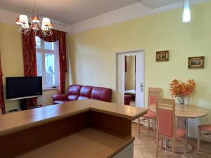 un salon avec une cuisine et une salle à manger dans l'établissement Svahova 986/6, à Karlovy Vary