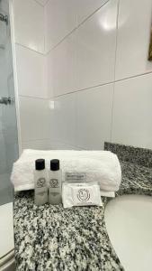 y baño con toallas y artículos de aseo en una encimera. en Apartamento Barra Villa d Italia HIR 32, en Río de Janeiro