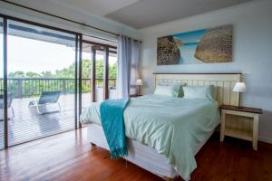 a bedroom with a bed and a balcony at Campismo Ninho 29 in Ponta Malongane