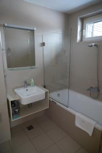 ein Badezimmer mit einem Waschbecken, einer Dusche und einer Badewanne in der Unterkunft APARTMA My HILL 5 in Maribor