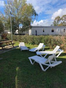 trzy leżaki i stół piknikowy w trawie w obiekcie SC - L'Aventura 3 ch, 2 SDB, tout confort w mieście Lattes
