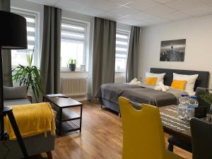 1 dormitorio con 1 cama, mesa y sillas en City Nowa 1 en Núremberg