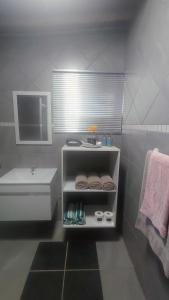 y baño con lavabo, aseo y bañera. en Tafelkop Keisie Self Catering Cottage, en Montagu