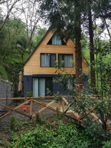 uma pequena casa no meio de uma floresta em 3 bedroom cottage in Bobokvati em Boboqvat'i