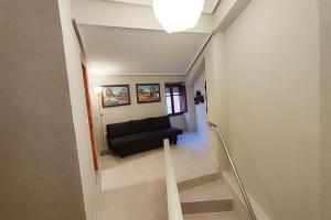 uma vista para uma sala de estar com um sofá preto em Acogedora casa en Llíria em Llíria