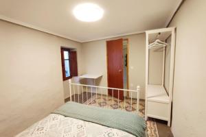 Dormitorio pequeño con cama y armario en Acogedora casa en Llíria, en Liria