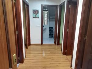 利亞內斯的住宿－LUCES DE LLANES，走廊上设有木地板和门
