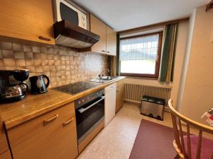 eine kleine Küche mit einer Spüle und einem Herd in der Unterkunft Apartment Wiesenhof - LFD200 by Interhome in Längenfeld