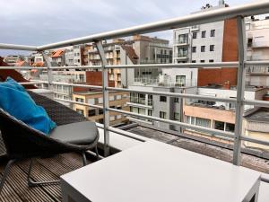 balcón con silla y vistas a la ciudad en Picasso I 0601, en Nieuwpoort