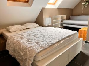 紐波特的住宿－Picasso I 0601，一间卧室配有一张带白色床单的大床