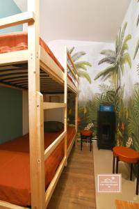 um beliche num quarto com um mural de palma em Villa Kaz des sables em La Seyne-sur-Mer