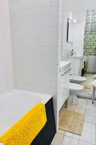 ボルドーにあるMy Clean Houseの白いバスルーム(洗面台、トイレ付)