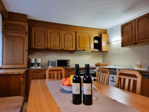 una cucina con due bottiglie di vino e un cesto di frutta di Apartment Monika - KPL562 by Interhome a Kappl