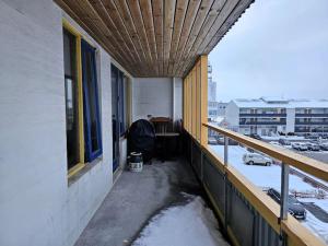 un balcón de un edificio con nieve en el suelo en Family penthouse with great view, en Garðabær