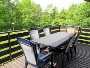 una mesa negra y sillas en una terraza en Holiday Home Stárkov by Interhome en Stárkov