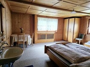 una camera con letto, lavandino e tavolo di Holiday Home Ladner - KPL149 by Interhome a Kappl