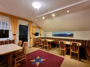comedor con mesa y sillas en Apartment Apart Birgit - KPL175 by Interhome, en Kappl