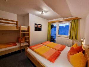 1 dormitorio con 2 literas y ventana en Apartment Apart Birgit - KPL175 by Interhome, en Kappl