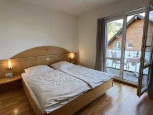 Giường trong phòng chung tại Apartment Schwarzwaldblick II by Interhome