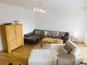 ein Wohnzimmer mit einem Sofa und einem Tisch in der Unterkunft Apartment Vermala-Soleil A-B-4 by Interhome in Vermala