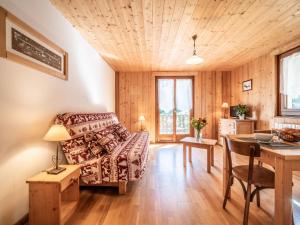 una sala de estar con un sofá y una mesa en Apartment Le Tetras-4 by Interhome, en Morzine