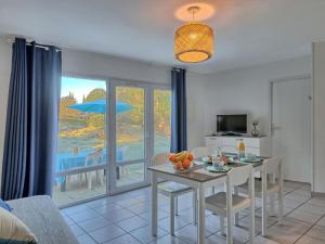 Μια τηλεόραση ή/και κέντρο ψυχαγωγίας στο Holiday Home Hameau Océan-2 by Interhome