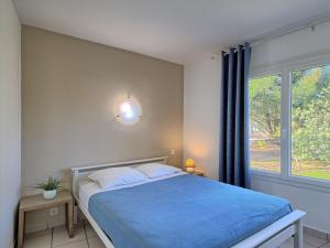 La Parée PreneauにあるHoliday Home Hameau Océan - SHR102 by Interhomeのベッドルーム1室(青いシーツと窓付)