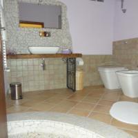 Civitanova del SannioにあるLa Ruvva B&Bのバスルーム(トイレ2つ、シンク、鏡付)