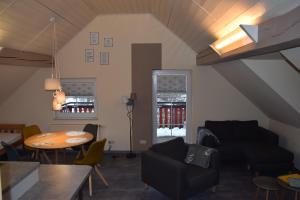 Ferienwohnung Bergblick في Amtzell: غرفة معيشة مع أريكة وطاولة
