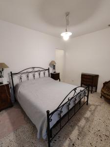 ein Schlafzimmer mit einem großen Bett in einem Zimmer in der Unterkunft La Scalinata in Bordighera