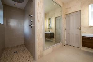 y baño con ducha, lavabo y espejo. en 6* Royal Garden Suite Private Island Lake District, en Caton