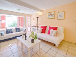 ein Wohnzimmer mit 2 Sofas und einem Tisch in der Unterkunft Apartment Muralla Roja-1 by Interhome in Calpe