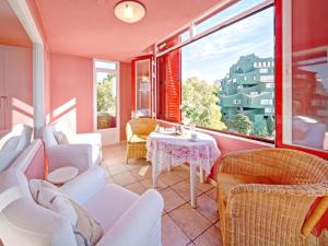 sala de estar con muebles blancos y mesa en Apartment Muralla Roja-1 by Interhome, en Calpe