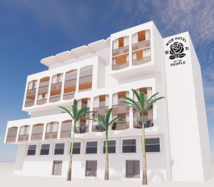 budynek z palmami przed nim w obiekcie MOB HOTEL Cannes w Cannes
