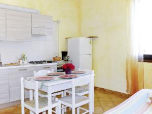 LecchioreにあるApartment Asplanato - DOL164 by Interhomeのキッチン(テーブル、椅子、白い冷蔵庫付)