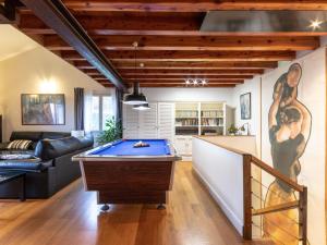 - un salon avec un billard dans l'établissement Apartment Urdaibai by Interhome, à Altamira