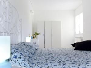 PantasinaにあるApartment Luca - PRE171 by Interhomeのベッドルーム1室(青と白のシーツが備わるベッド1台付)