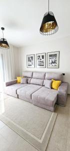 un sofá grande en una sala de estar con almohadas amarillas en Apartamento Internacional, en Puerto de la Cruz