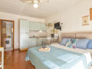 uma sala de estar com um sofá e uma cozinha em Apartment D4 - G1 by Interhome em Marinella