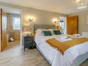 a bedroom with a large bed with two towels on it at 1 Bed in Presteigne 78351 in Kinsham