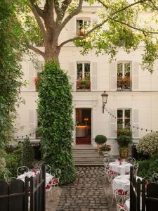 a table and chairs in front of a building at Hôtel Particulier Montmartre in Paris