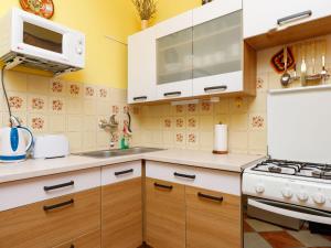 Kuchyňa alebo kuchynka v ubytovaní Holiday Home Kiwi by Interhome