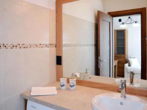ein Bad mit einem Waschbecken und einem Spiegel in der Unterkunft Apartment Noce - SBO103 by Interhome in Savona